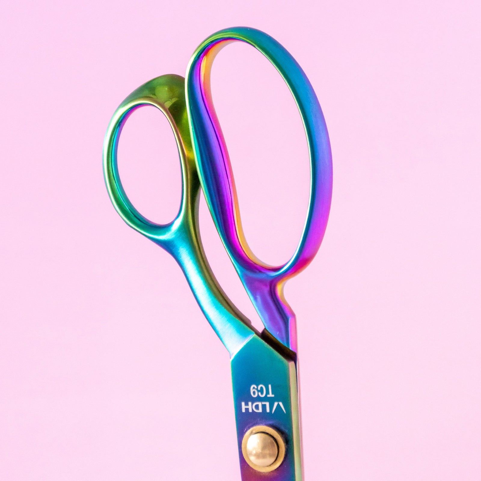Anatomy of Fabric Shears: Why Do Fabric Scissors Have Different Handle Shapes?